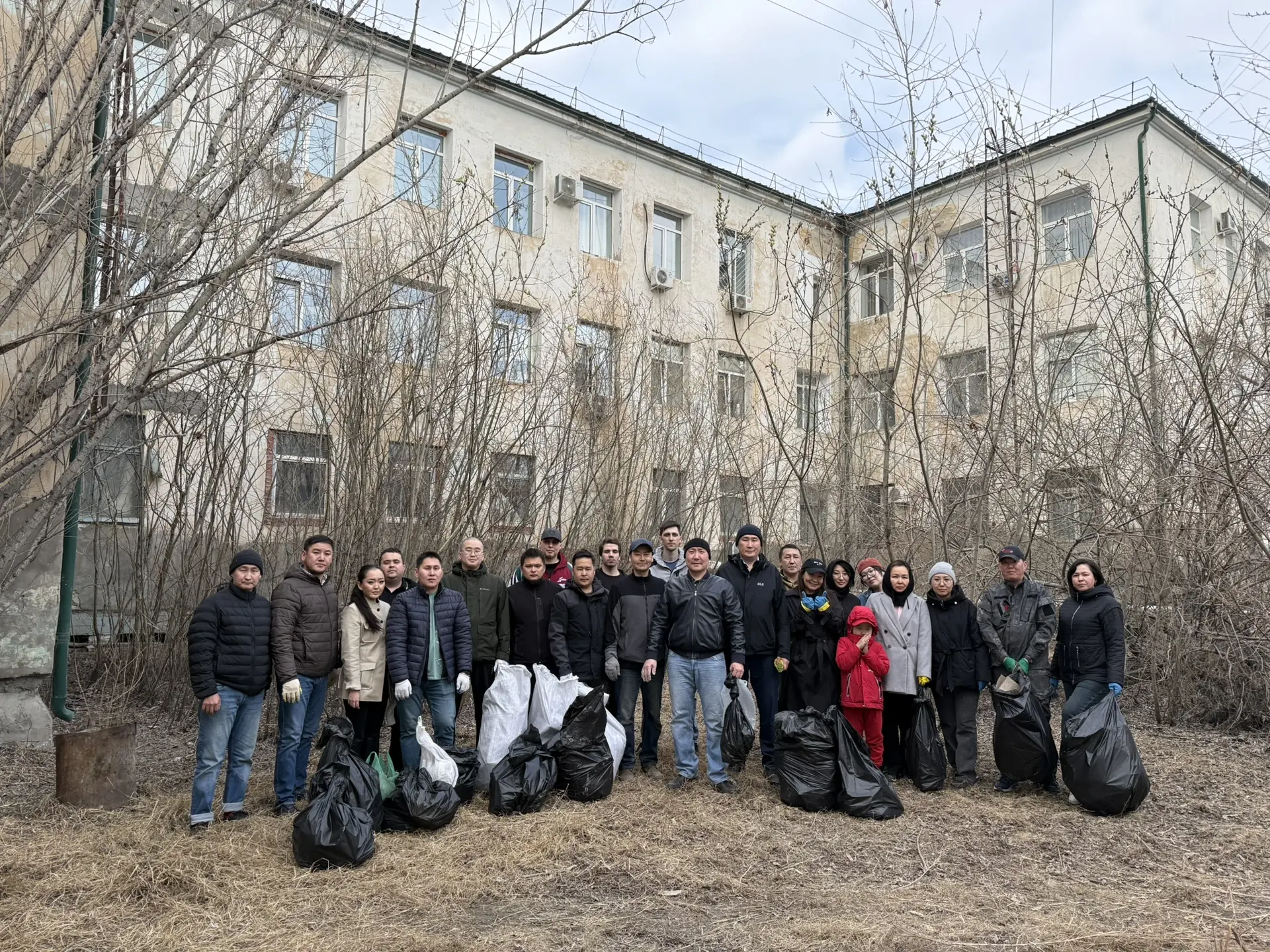 Сотрудники Восточно-Сибирского территориального управления Федерального агентства по рыболовству провели плановую уборку территории административного здания.