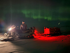 В посёлке Тикси, расположенном за Полярным кругом в Булунском районе Республики Саха (Якутия), ежегодно наступает один из самых впечатляющих природных феноменов - полярная ночь. Этот период длится около 67 суток, в течение которых солнце не поднимается на